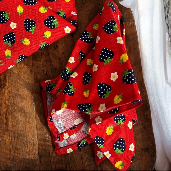 Vintage cloth polkadot strawberry napkins - set of 6 - Picture 2 of 4